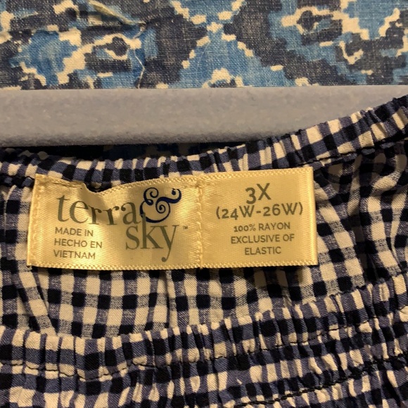 Pretty, lightweight tunic with 3/4 length bell sleeves 💙🌺💙 - Picture 4 of 7